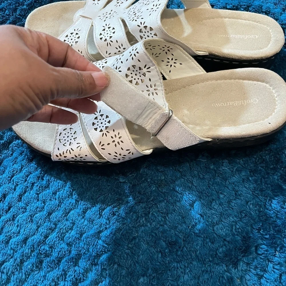 Croft and Barrow white sandals! Size 8. Shoes are in excellent condition!